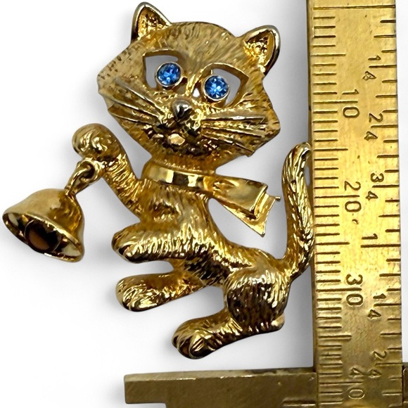 Vintage Avon Cat Bell Brooch Pin Gold Tone Rhinestone Eyes Signed Frisky Kitty - Picture 5 of 8